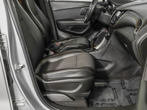 Used 2019 Chevrolet Trax LT w/ LT Convenience Package FWD image 43