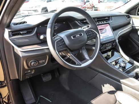 New 2025 Jeep Grand Cherokee Limited w/ Black Appearance Package image 4