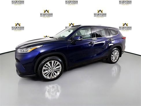 Used 2023 Toyota Highlander L image 3