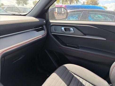 Used 2025 Ford Explorer ST-Line w/ ST-Line Street Pack image 16