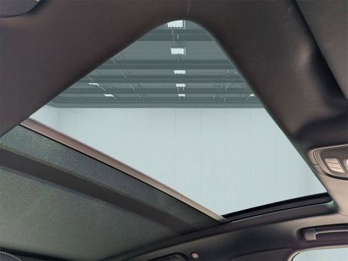 Used 2018 Bentley Bentayga image 16