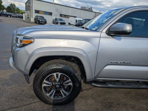 Used 2018 Toyota Tacoma TRD Sport w/ Exterior Package AWD/4WD image 2