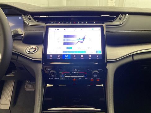 New 2025 Jeep Grand Cherokee Limited w/ Black Appearance Package image 13