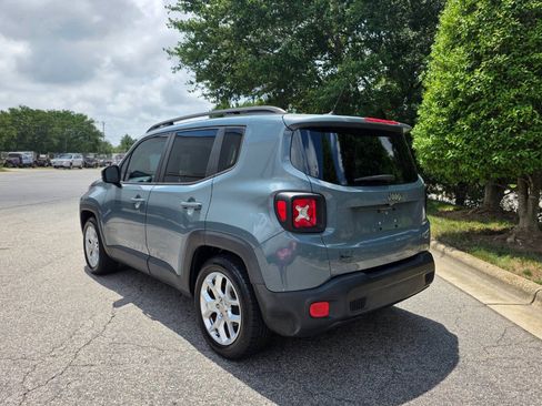 Used 2017 Jeep Renegade Latitude FWD image 3