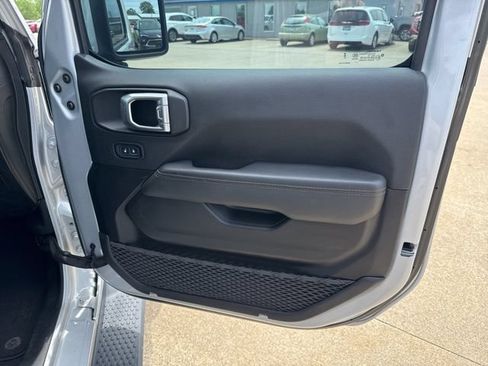 Used 2023 Jeep Wrangler Unlimited Sahara AWD/4WD image 25