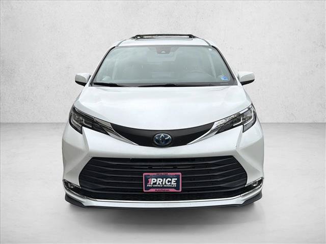 Used 2022 Toyota Sienna XLE w/ XLE Plus Package FWD image 2