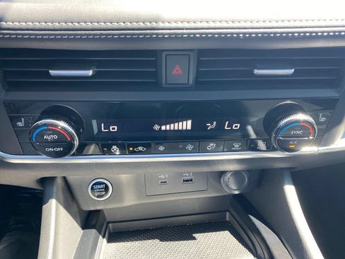 Used 2023 Nissan Rogue SV w/ SV Premium B Package FWD image 12