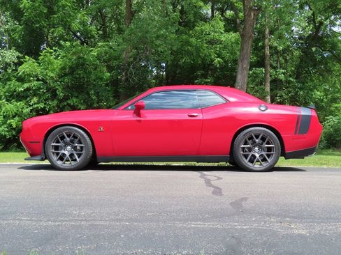 Used 2016 Dodge Challenger R/T Scat Pack w/ Leather Interior Group RWD image 9