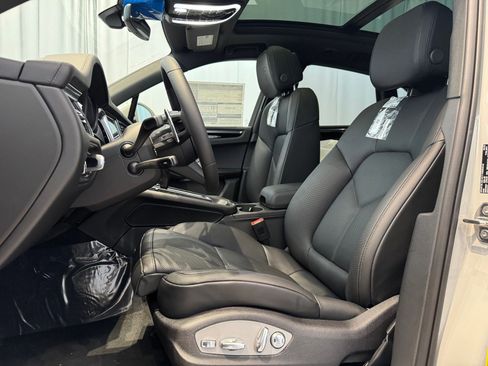 Certified 2025 Porsche Macan Turbo image 5