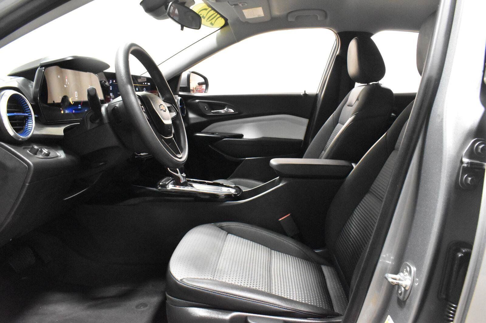 Used 2025 Chevrolet Trax LT FWD image 3