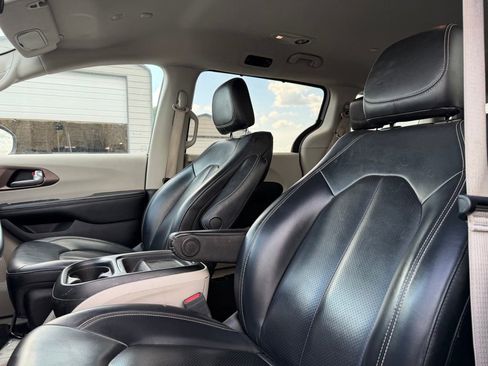 Used 2020 Chrysler Voyager Lxi w/ Cold Weather Group FWD image 12