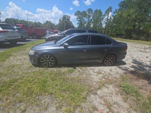 Used 2012 Volkswagen Jetta GLI FWD image 2