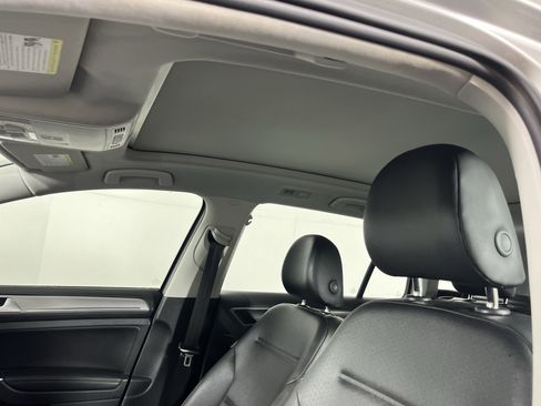 Used 2016 Volkswagen Golf S image 17