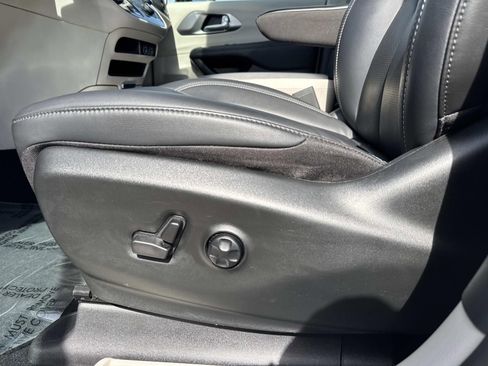 Used 2024 Chrysler Pacifica Touring-L FWD image 18