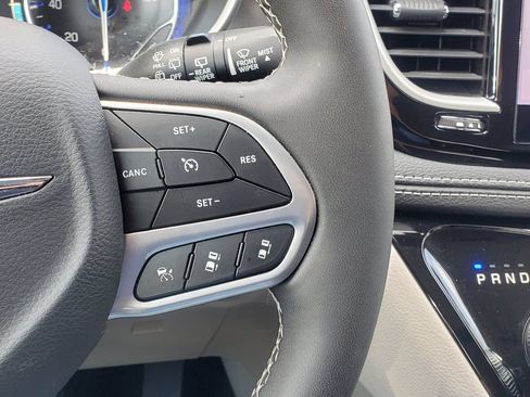 Used 2023 Chrysler Pacifica Touring-L AWD/4WD image 15