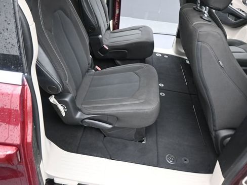 Used 2022 Chrysler Voyager LX FWD image 27