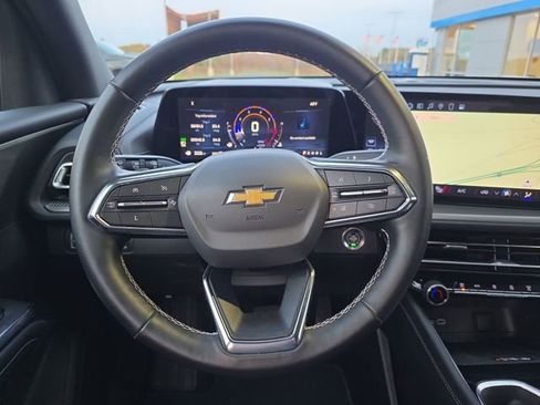 Used 2025 Chevrolet Traverse LT image 14