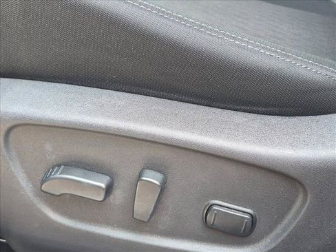 Used 2018 Nissan Rogue SV FWD image 5