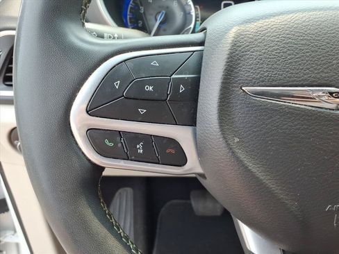 Used 2022 Chrysler Pacifica Touring-L FWD image 18