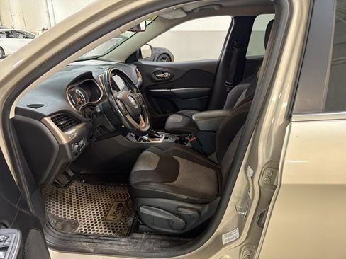 Used 2014 Jeep Cherokee Latitude w/ Cold Weather Group FWD image 6
