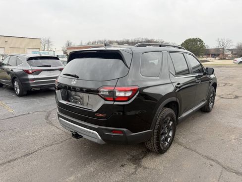 Used 2025 Honda Pilot TrailSport image 6