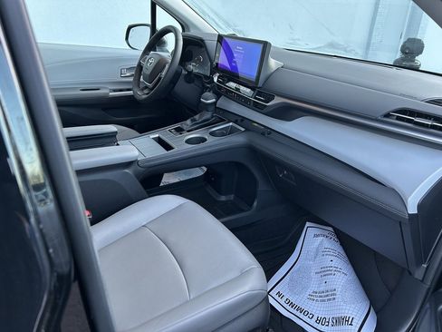 Used 2025 Toyota Sienna XLE image 15
