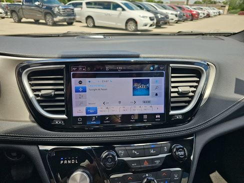 Used 2024 Chrysler Pacifica Premium FWD image 16