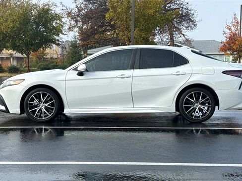 Used 2022 Toyota Camry SE image 9