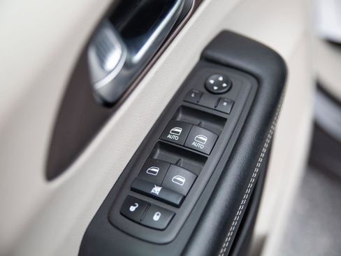 Used 2023 Chrysler Voyager LX image 17