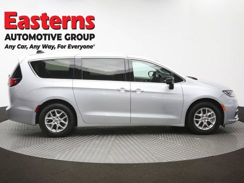 Used 2024 Chrysler Pacifica Touring-L FWD image 45