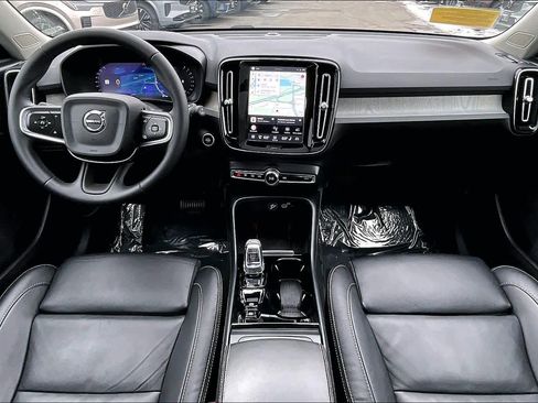 Certified 2024 Volvo XC40 B5 Plus w/ Protection Package Premier image 15