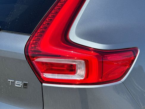 Used 2019 Volvo XC40 T5 Momentum image 34