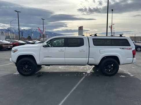Used 2017 Toyota Tacoma TRD Sport image 2