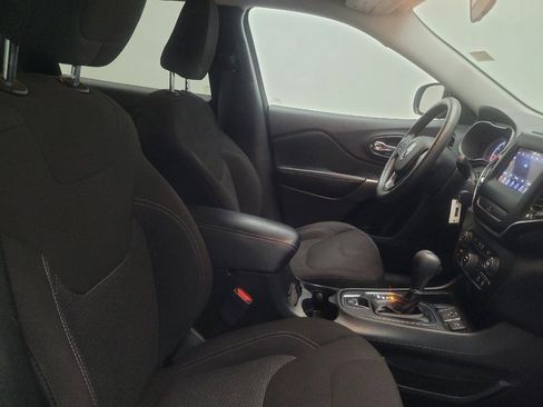 Used 2019 Jeep Cherokee Latitude w/ Popular Appearance Group FWD image 21
