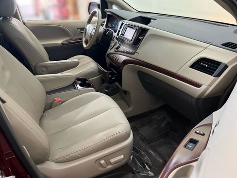 Used 2014 Toyota Sienna XLE w/ Entertainment Package FWD image 27