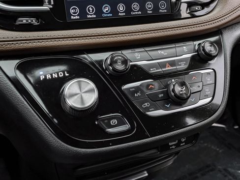 Used 2018 Chrysler Pacifica Limited image 26