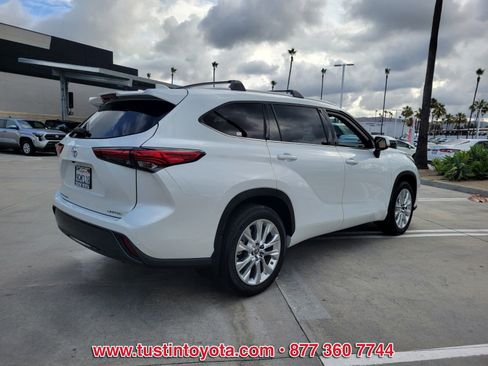 Used 2023 Toyota Highlander Limited FWD image 4