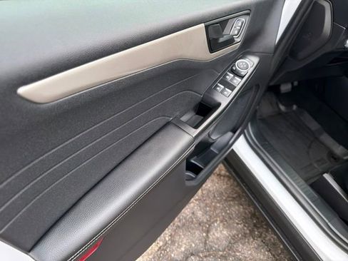 Used 2022 Ford Escape SE image 12