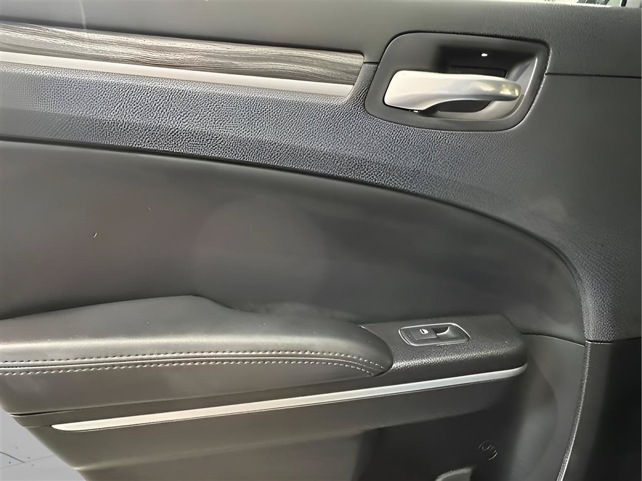 Used 2022 Chrysler 300 Touring L AWD/4WD image 18