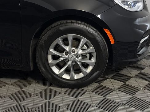 Used 2026 Chrysler Pacifica Limited FWD image 12