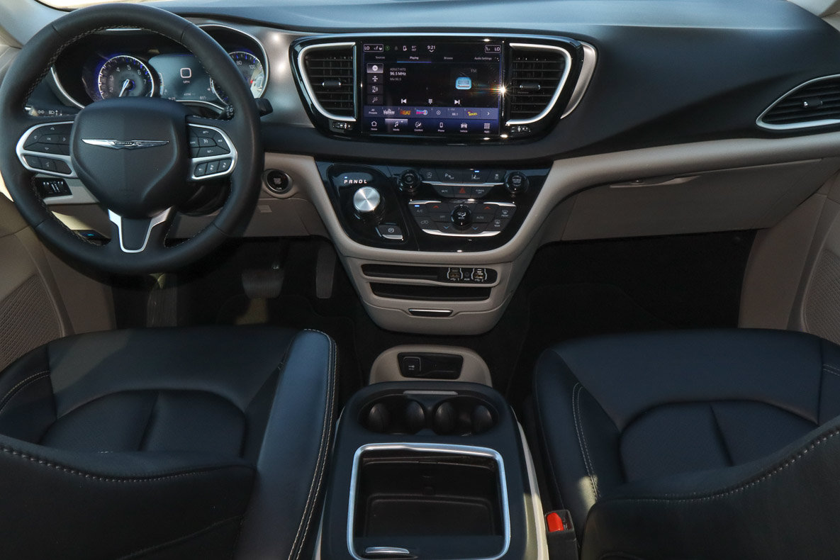 Used 2024 Chrysler Pacifica Touring-L FWD image 11