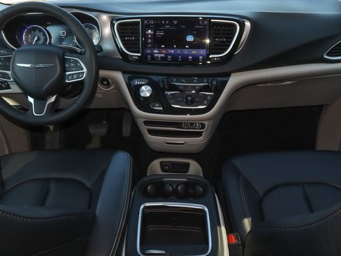 Used 2024 Chrysler Pacifica Touring-L FWD image 11