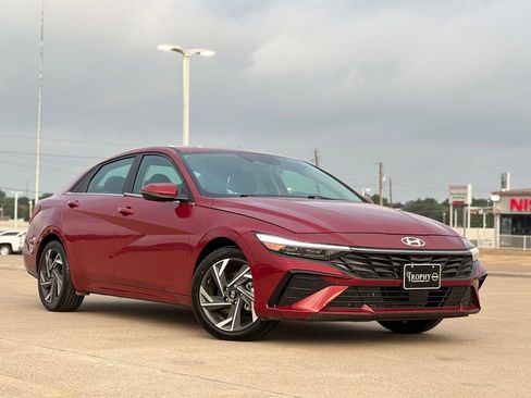 Used 2025 Hyundai Elantra Limited FWD image 2