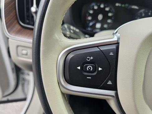 Used 2021 Volvo XC60 T5 Momentum image 22