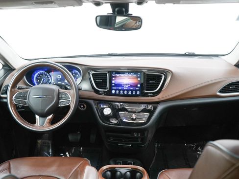 Used 2017 Chrysler Pacifica Limited w/ UConnect Theater Package FWD image 15