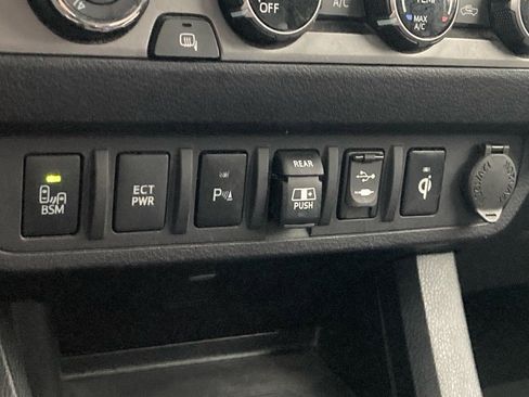 Used 2018 Toyota Tacoma TRD Sport w/ Technology Package image 24