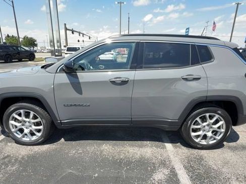 Used 2023 Jeep Compass Latitude w/ Sun and Sound Group AWD/4WD image 5