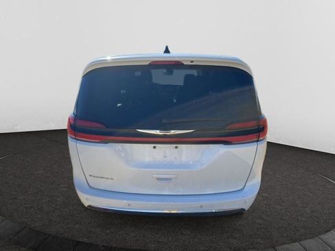Used 2024 Chrysler Pacifica Touring-L image 4
