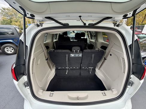 Used 2020 Chrysler Voyager L FWD image 15