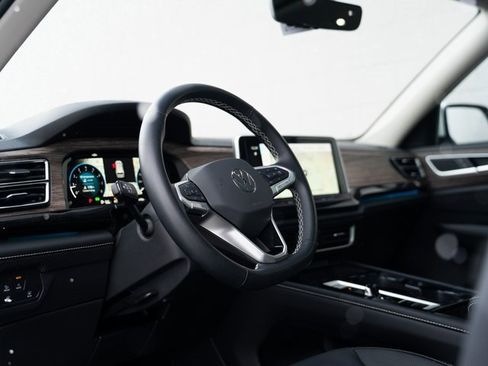 Used 2025 Volkswagen Atlas SEL image 4